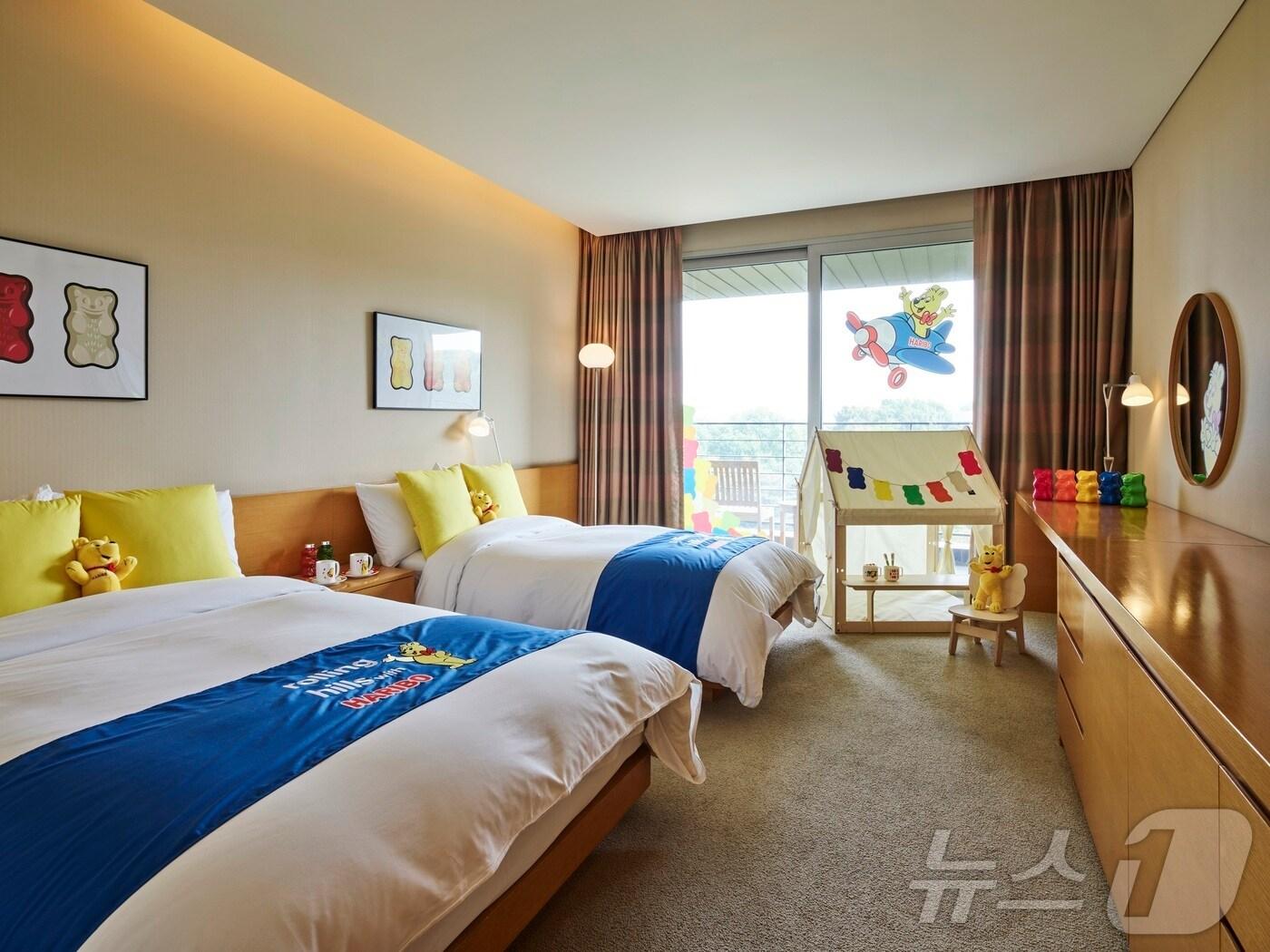 본문 이미지 - 롤링힐스호텔이 선보이는 하리보 테마룸의 모습.(해비치 호텔앤드리조트 제공)