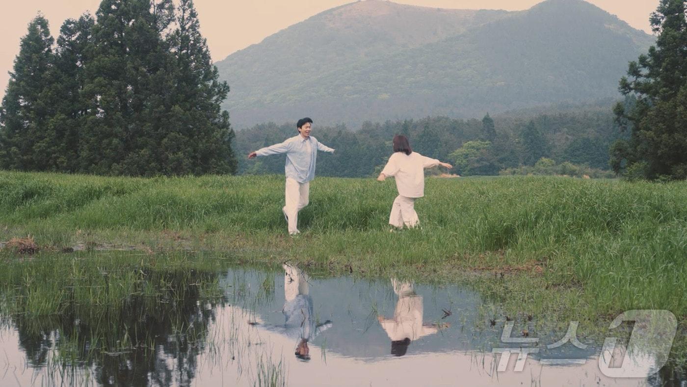 본문 이미지 - '너영나영' 뮤직비디오의 한 장면(제주도 제공)/뉴스1