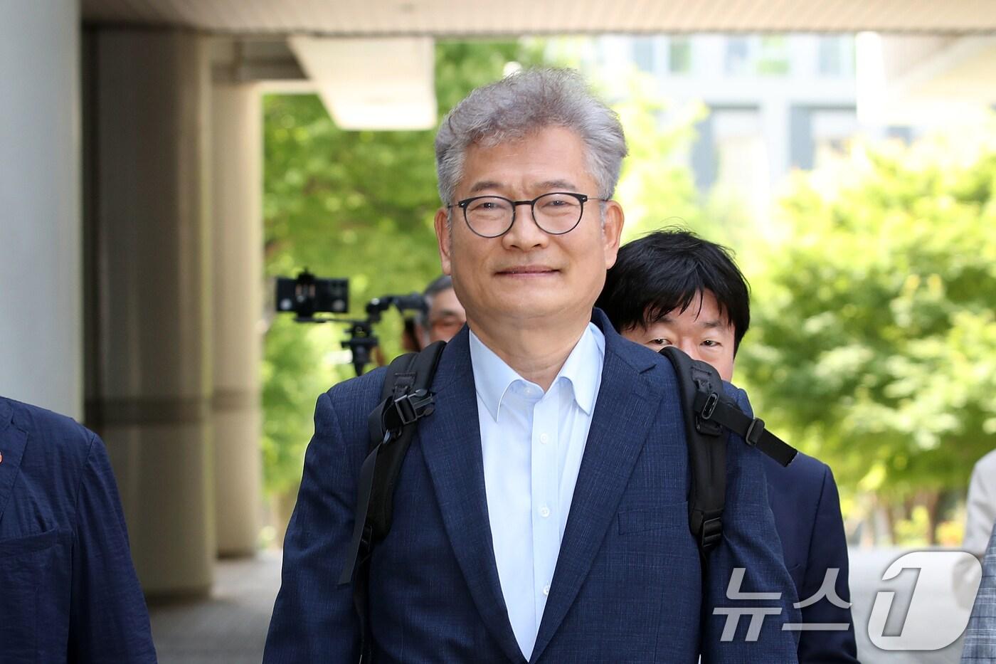 본문 이미지 - 돈봉투 의혹을 받고 있는 송영길 소나무당 대표가 12일 오전 서울 서초구 서울중앙지방법원에서 열린 특정범죄가중처벌등에관한법률위반(뇌물)등 공판에 출석하고 있다. 2024.6.12/뉴스1 ⓒ News1 이승배 기자