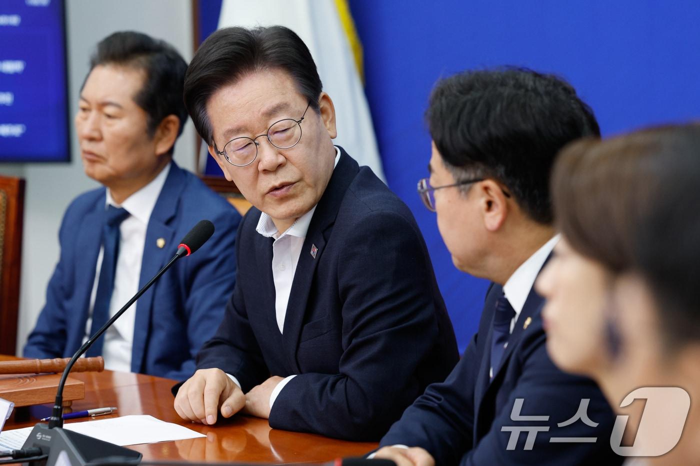 본문 이미지 - 이재명 더불어민주당 대표가 12일 오전 서울 여의도 국회에서 열린 최고위원회의에 참석해 모두 발언하던 중 박찬대 원내대표를 향해 상임위에서 민생회복지원금 신속한 처리를 당부하고 있다. 2024.6.12/뉴스1 ⓒ News1 안은나 기자