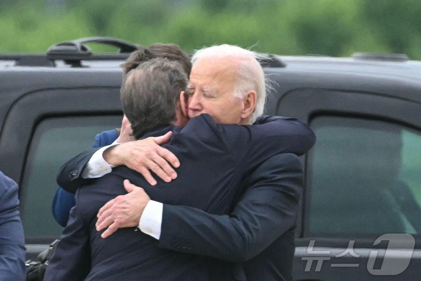 본문 이미지 - 조 바이든 미국 대통령이 11일(현지시각) 델라웨어주 뉴캐슬의 주 방위군 공군 기지에 도착해 불법 총기 소유 혐의에 대한 재판에서 유죄 평결을 받은 아들 헌터와 포옹을 하고 있다. 2024.06.12 ⓒ AFP=뉴스1 ⓒ News1 우동명 기자