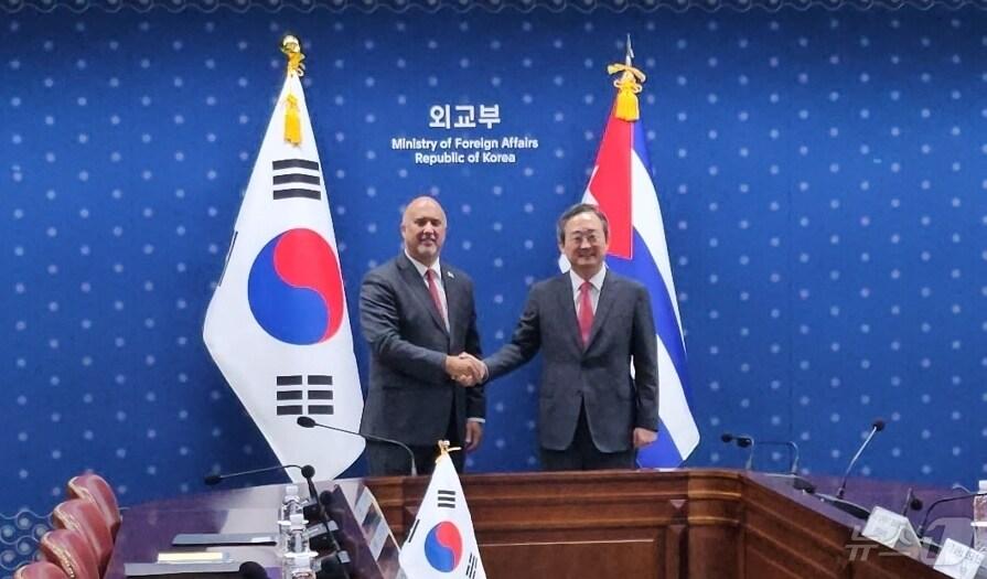 본문 이미지 - 정병원 외교부 차관보와 카를로스 페레이라 쿠바 외교부 양자총국장이 12일 서울 외교부 청사에서 양자 협의에 앞서 기념촬영을 하고 있다.2024.06.12/뉴스1 ⓒNews1 노민호 기자