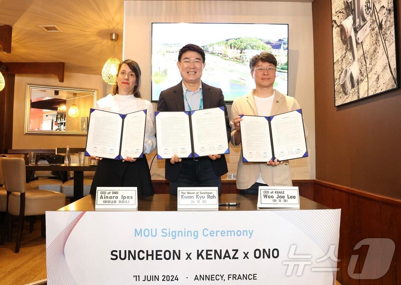 본문 이미지 - 전남 순천시는 11일 프랑스 안시에서 국내 웹툰기업 케나즈, 현지 콘텐츠기업 오노와 '글로벌 웹툰 인재 양성'을 위한 업무협약을 체결하고 기념사진을 찍고 있다. 왼쪽부터 오노 대표 아이나라 이파스, 노관규 순천시장, 이우재 케나즈 대표.(순천시 제공)2024.6.12/뉴스1
