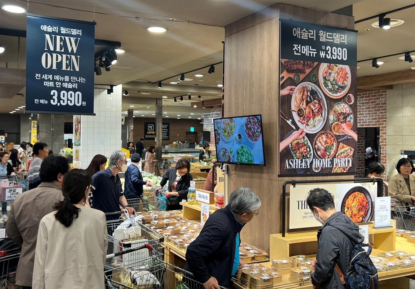 킴스클럽 강서점에 처음 선보인 애슐리 델리가 오픈 두 달 만에 누적 판매량 20만 개를 돌파했다.(킴스클럽제공)