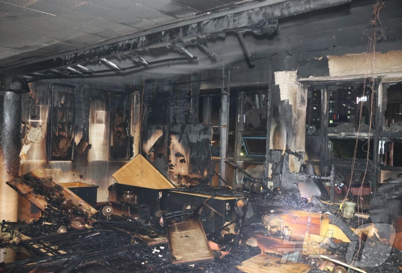 본문 이미지 - 11일 오후 9시9분쯤 전남 목포시 옥암동 한 6층 규모 상가에서 불이 났다. 사진은 화재로 인해 내부가 불에 타고 그을린 모습. (목포소방 제공) 2024.6.12/뉴스1 