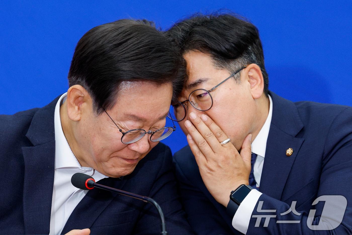 본문 이미지 - 이재명 더불어민주당 대표(왼쪽)와 박찬대 원내대표가 12일 오전 서울 여의도 국회에서 열린 최고위원회의에 참석해 대화하고 있다. 2024.6.12/뉴스1 ⓒ News1 안은나 기자