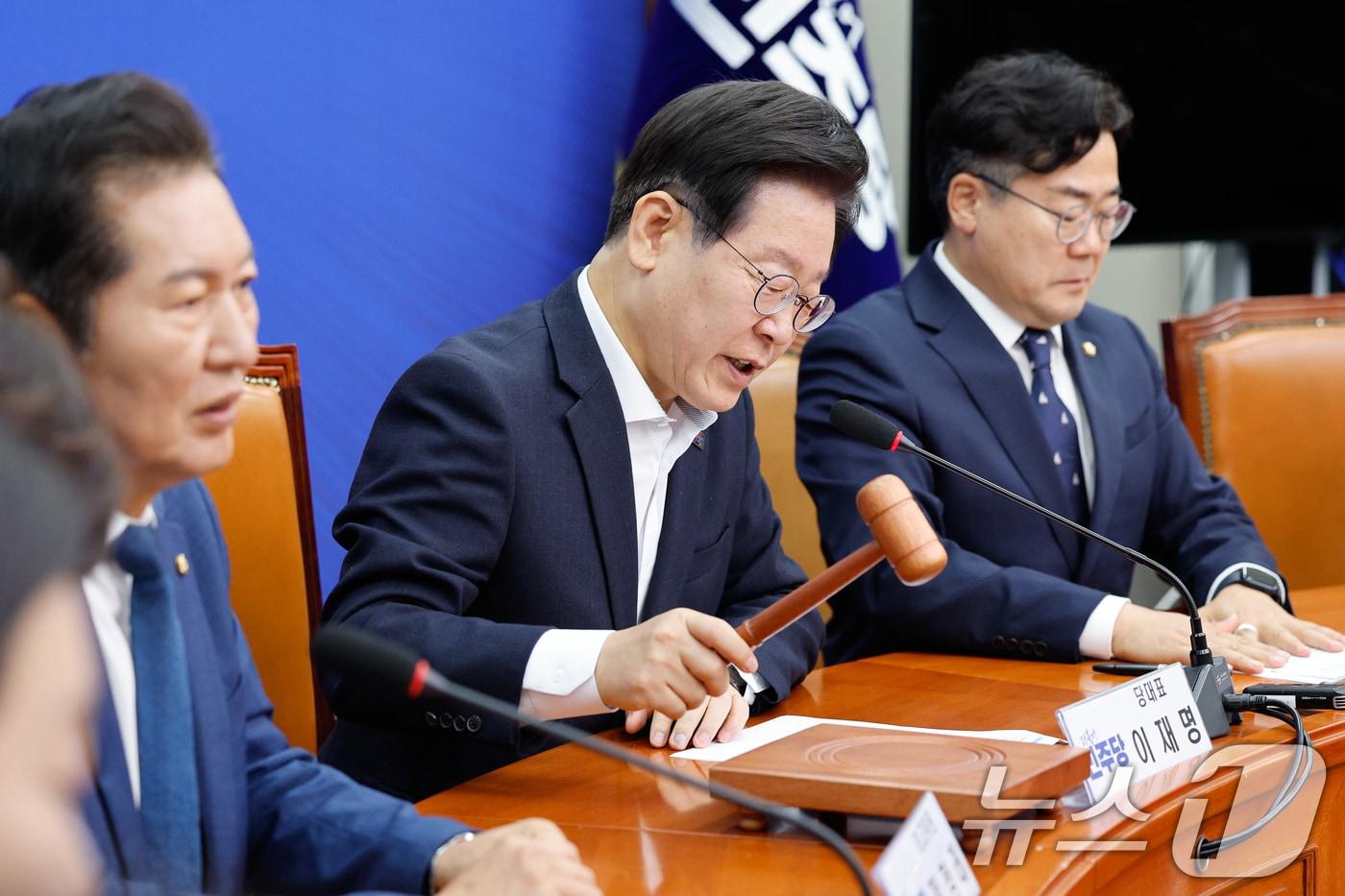 본문 이미지 - 이재명 더불어민주당 대표가 12일 오전 서울 여의도 국회에서 최고위원회의 개의를 선언하고 있다. 2024.6.12/뉴스1 ⓒ News1 안은나 기자