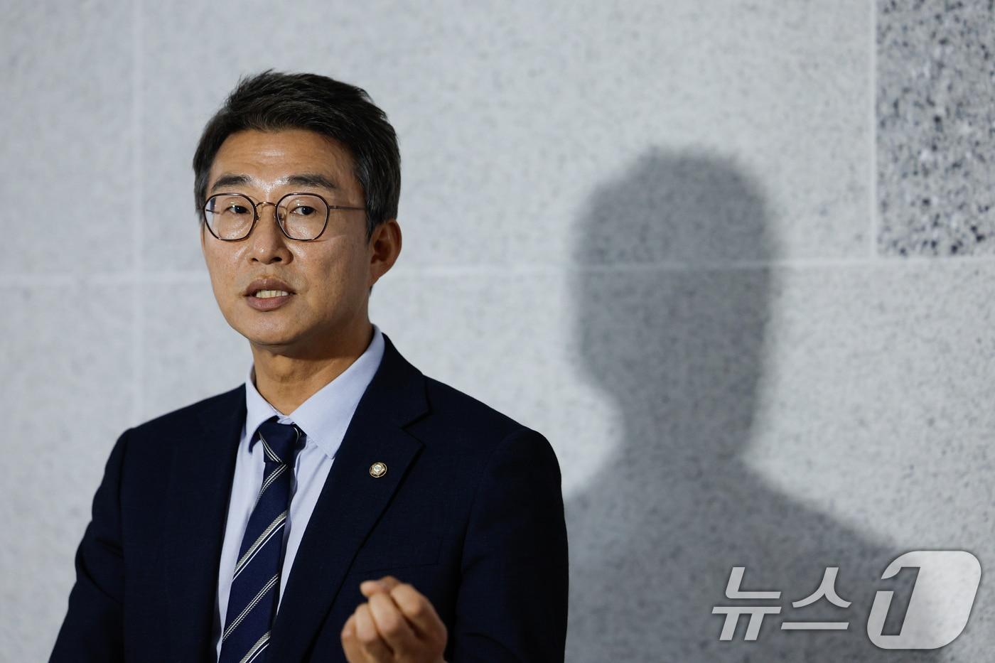 본문 이미지 - 노종면 더불어민주당 원내대변인이 12일 서울 여의도 국회의원회관에서 정치검찰사건조작특별대책단 회의를 마친 뒤 기자들 질문에 답하고 있다. 2024.6.12/뉴스1 ⓒ News1 안은나 기자