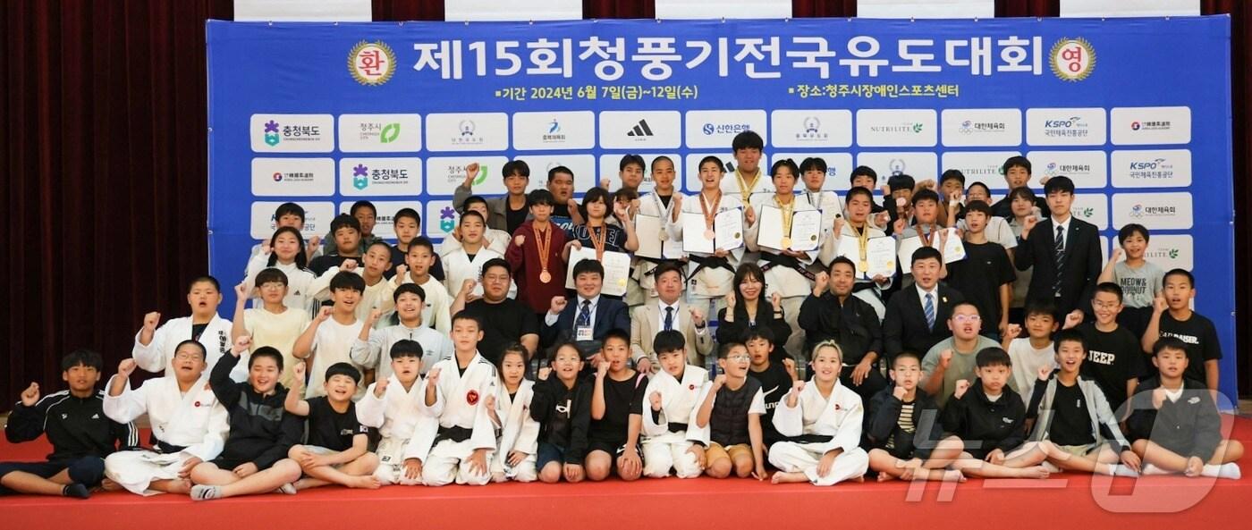  제주도체육회에 따르면 충북 청주시 장애인스포츠센터에서 열린 제15회 청풍기 전국유도대회에서 제주 선수단은 초·중·고부에서 금메달 7개를 포함, 21개의 메달을 획득했다. 또 일반부에서도 금메달 1개를 따냈다. 제주 초중부 선수들이 기념촬영을 하고 있다.(제주도체육회 제공)/뉴스1