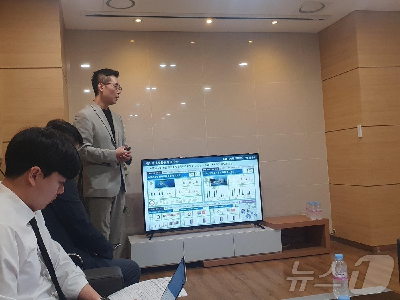 본문 이미지 - 문순배 한국공항공사 신공항추진단 디지털트윈사업부 팀장이 12일 BIM을 설명하고 있다. 2024.6.12/뉴스1 김동규 기자ⓒ news1