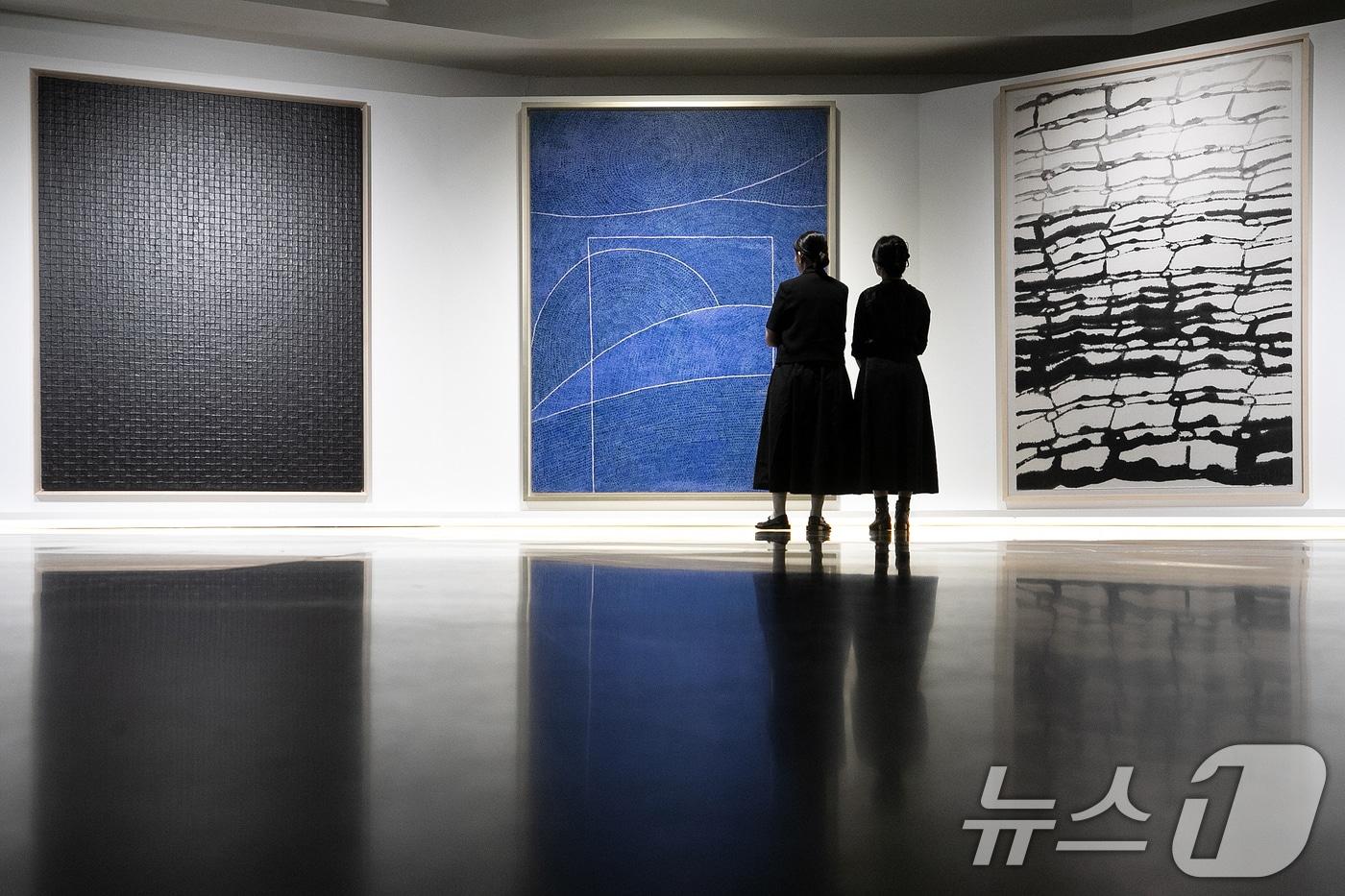12일 서울 종로구 석파정 서울미술관에서 열린 소장품전 &#39;나는 잘 지내고 있습니다&#39; 전시에 김환기 화백 등의 작품들이 전시돼 있다. &#40;사진은 기사 내용과 무관함&#41; 2024.6.12/뉴스1 ⓒ News1 이승배 기자