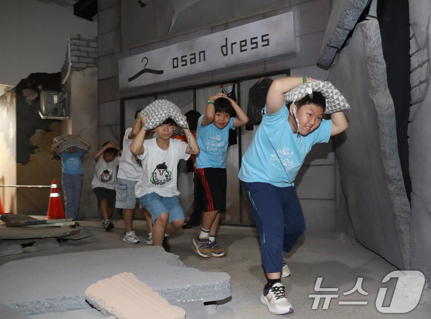 본문 이미지 - 12일 경기 오산시 경기도국민안전체험관에서 학생들이 지진 발생 시 대피 요령을 배우고 있다. 소방청 등에 따르면 이날 오전 8시 26분께 전북 부안군 남남 서쪽 4㎞ 지역에서 규모 4.8 지진이 발생해 전국에서 수백건의 유감 신고가 잇따라 접수됐다. 2024.6.12/뉴스1 ⓒ News1 김영운 기자