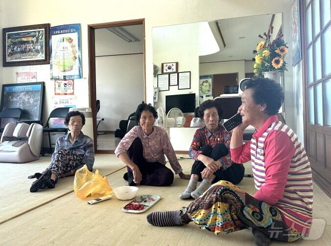 본문 이미지 - 12일 오후 1시 30분께 찾은 전북자치도 부안군 행안면 행산문화마을회관에서 어르신들이 모여있다.2024.06.12/뉴스1ⓒ News1장수인기자