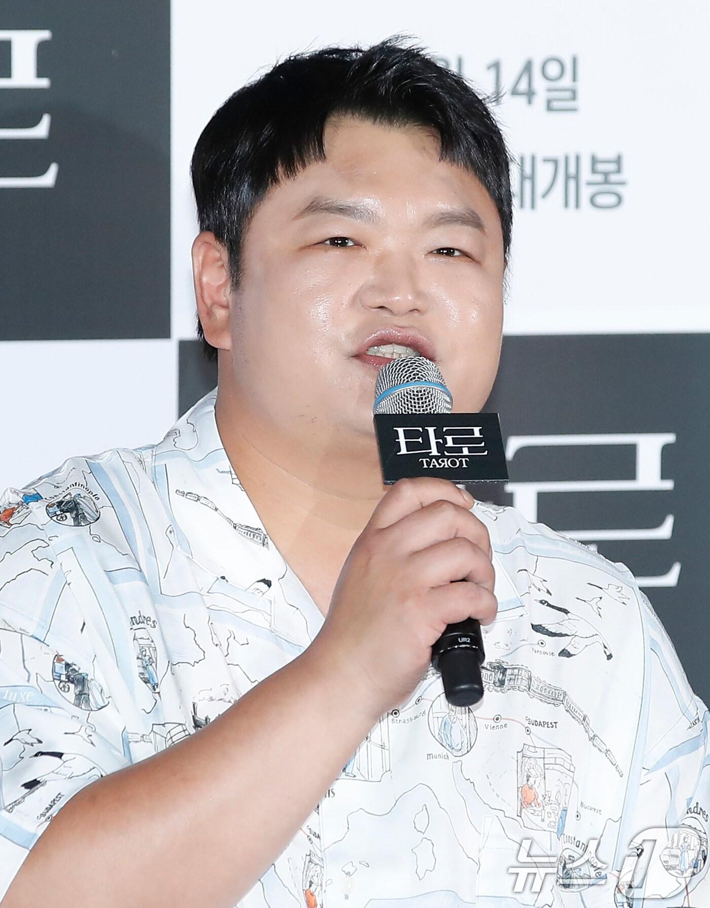 본문 이미지 - 배우 고규필이 12일 서울 용산CGV에서 열린 영화 '타로'(연출 최병길/극본 경민선) 기자간담회에서 인사말을 하고 있다. '타로'는 한순간의 선택으로 뒤틀린 타로카드의 저주에 갇혀버리는 잔혹 운명 미스터리를 그린 작품이다. 2024.6.12/뉴스1 ⓒ News1 권현진 기자