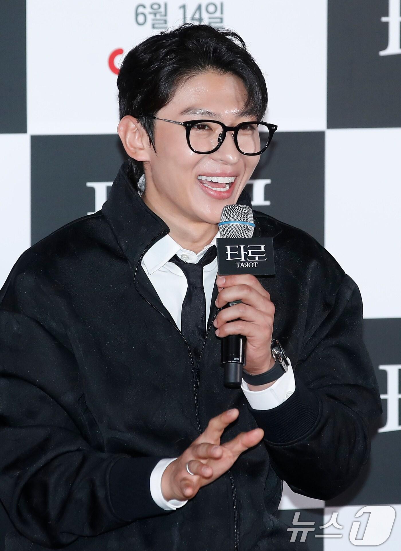 본문 이미지 - 배우 김진영(활동명 덱스)이 12일 서울 용산CGV에서 열린 영화 '타로'(연출 최병길/극본 경민선) 기자간담회에서 인사말을 하고 있다. '타로'는 한순간의 선택으로 뒤틀린 타로카드의 저주에 갇혀버리는 잔혹 운명 미스터리를 그린 작품이다. 2024.6.12/뉴스1 ⓒ News1 권현진 기자