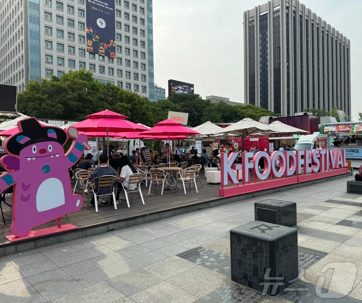 본문 이미지 - 서울 세종로공원에서 열리고 있는 K-푸드 페스티벌 넉넉 행사장 전경. ⓒ 뉴스1 김형준 기자