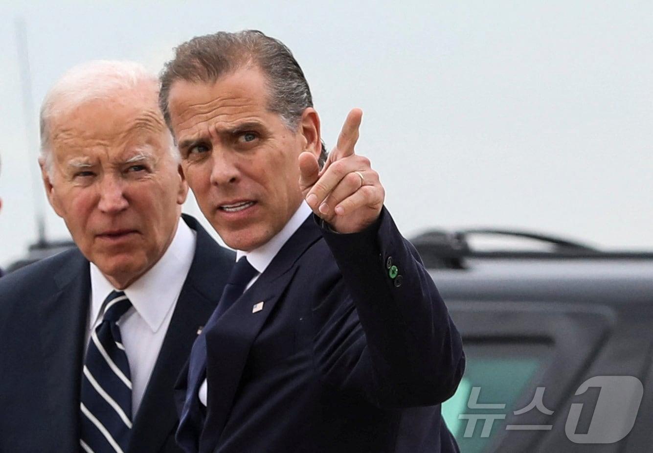 본문 이미지 - 지난 11일&#40;현지시간&#41; 미국 델라웨어주 뉴캐슬의 주 방위군 기지에서 조 바이든 대통령이 아들 헌터 바이든과 대화를 나누고 있다. 2024.06.11/ ⓒ 로이터=뉴스1 ⓒ News1 박재하 기자