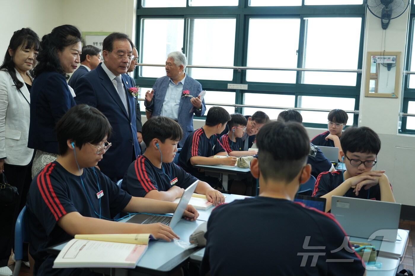 본문 이미지 - 부산형 인터넷 강의 중학교 과정 시범 오픈 행사에 참석한 하윤수 부산시교육감이 부산진구 동평중 교실을 방문했다.(부산시교육청 제공)