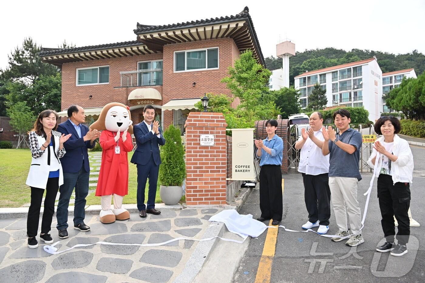 본문 이미지 - 울산 중구가 12일 민간정원 3곳을 으뜸정원으로 지정하고 '으뜸정원 지정 현판식'을 갖고 있다.(울산중구청제공)