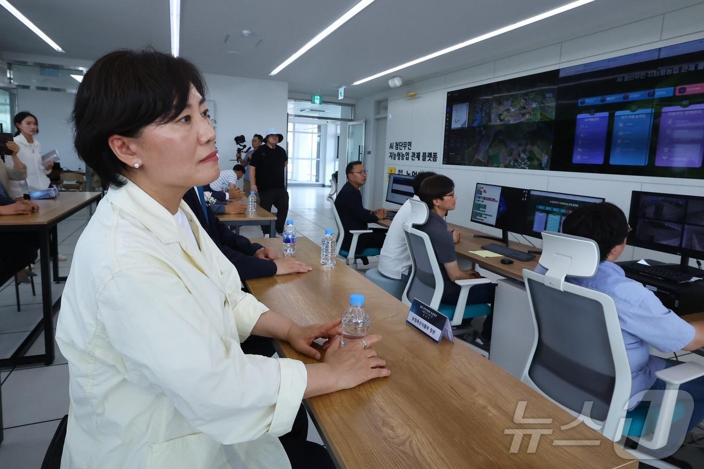 송미령 농림축산식품부 장관이 12일 전남 나주 첨단무인자동화 농업생산 시범단지에서 열린 ‘첨단 무인자동화 농업생산 시범단지’ 준공식 전 AI 농작업 관제실을 살펴보고 있다. &#40;농식품부 제공&#41; 2024.6.12/뉴스1