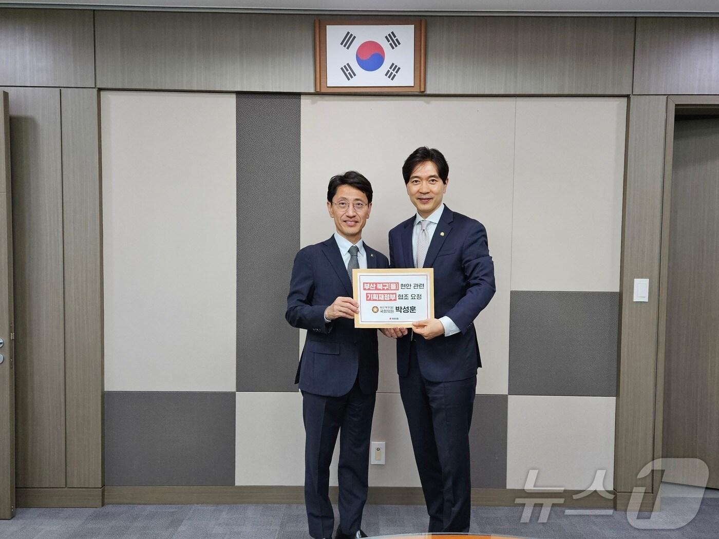 본문 이미지 - 박성훈 국민의힘 의원(오른쪽)이 12일 김윤상 기재부 2차관을 만나 서류를 전달하고 있다.(박성훈 의원실 제공) 