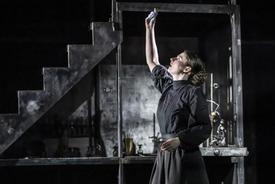 본문 이미지 - 영국 런던 채링 크로스 극장에서 진행 중인 한국 창작 뮤지컬의 영어판 &#39;마리 퀴리&#39;의 한 장면. &#40;채링 크로스 홈페이지 갤러리 갈무리&#41; 2024.06.11/