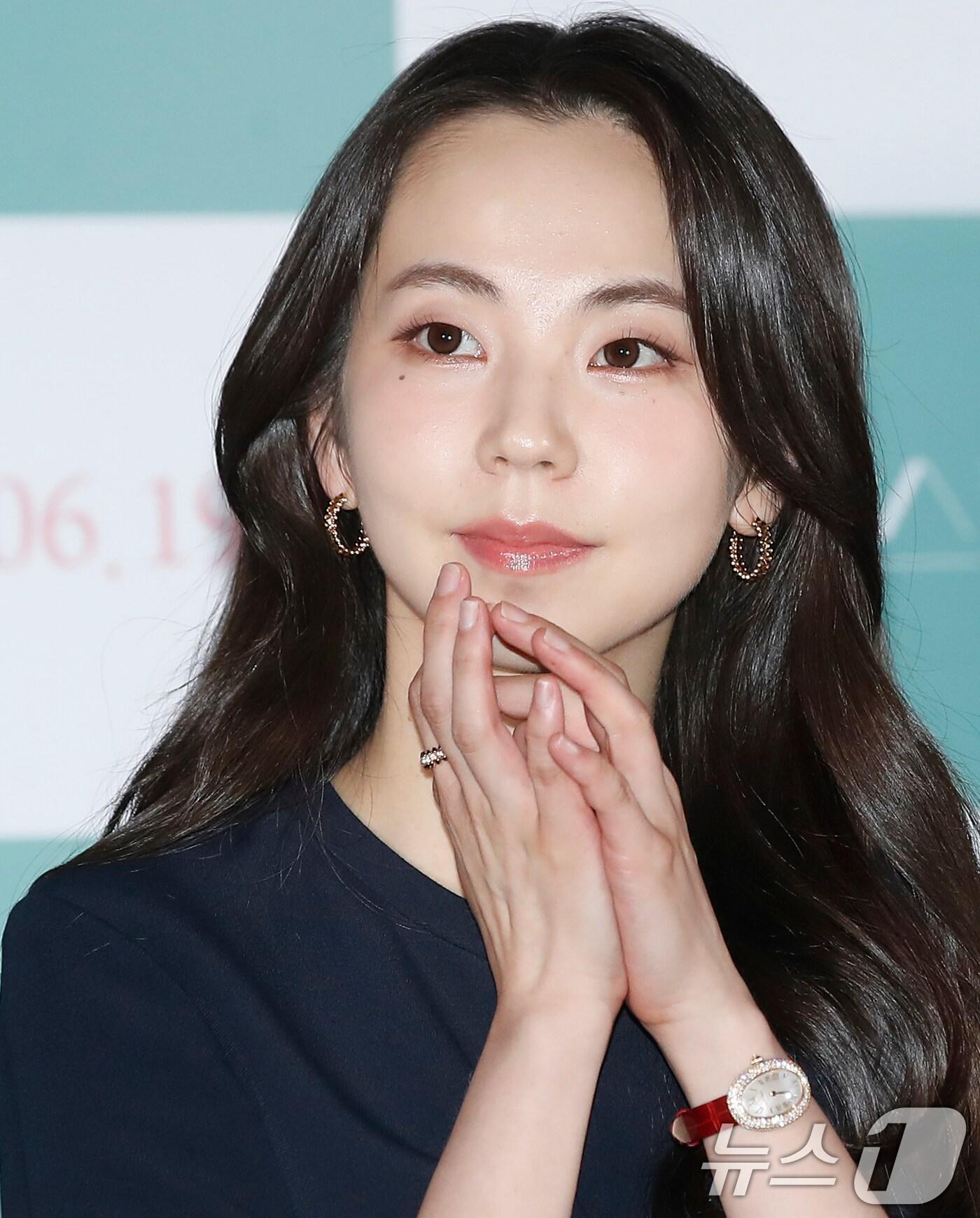 본문 이미지 - 배우 안소희가 12일 서울 용산구 cgv에서 열린 영화 '대치동 스캔들’(감독 김수인) 언론 시사회 및 기자간담회에서 매력을 발산하고 있다. ‘대치동 스캔들’은 사교육의 전쟁터이자 욕망의 집결지 대치동에서 일타 강사 윤임과 학교 교사인 기행의 만남이 목격되면서 시험 문제 유출에 대한 소문이 퍼지고, 윤임이 잊고 싶었던 대학 시절과 조우하게 되는 이야기를 그렸다. 2024.6.12/뉴스1 ⓒ News1 권현진 기자