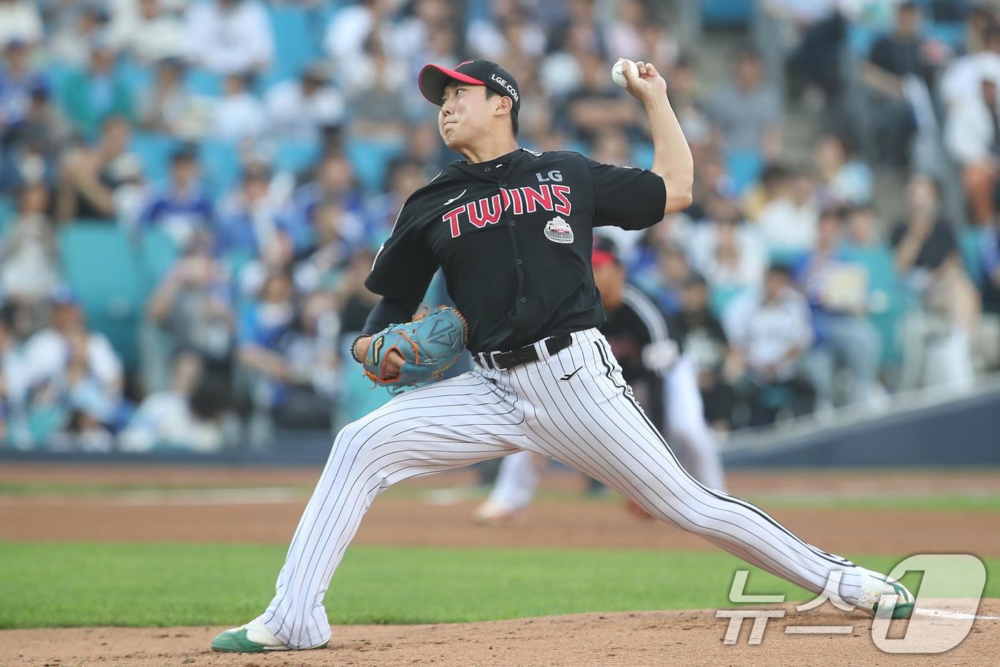 본문 이미지 - 12일 오후 대구 삼성라이온즈파크에서 열린 프로야구 '2024 신한 SOL 뱅크 KBO리그' LG 트윈스와 삼성 라이온즈의 경기, 1회초 LG 선발투수 손주영이 역투하고 있다. 2024.6.12/뉴스1 ⓒ News1 공정식 기자