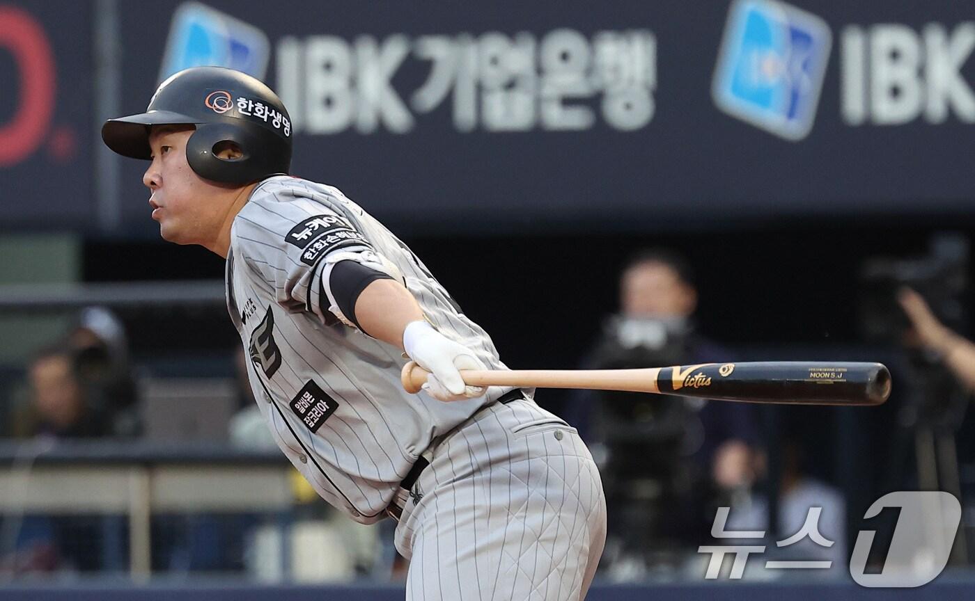 본문 이미지 - 한화 안치홍이 12일 오후 서울 송파구 잠실야구장에서 열린 '2024 신한 SOL 뱅크 KBO리그' 한화 이글스와 두산 베어스의 경기, 3회초 1사 1,3루 상황에서 1타점 내야 안타를 치고 있다. 2024.6.12/뉴스1 ⓒ News1 김성진 기자