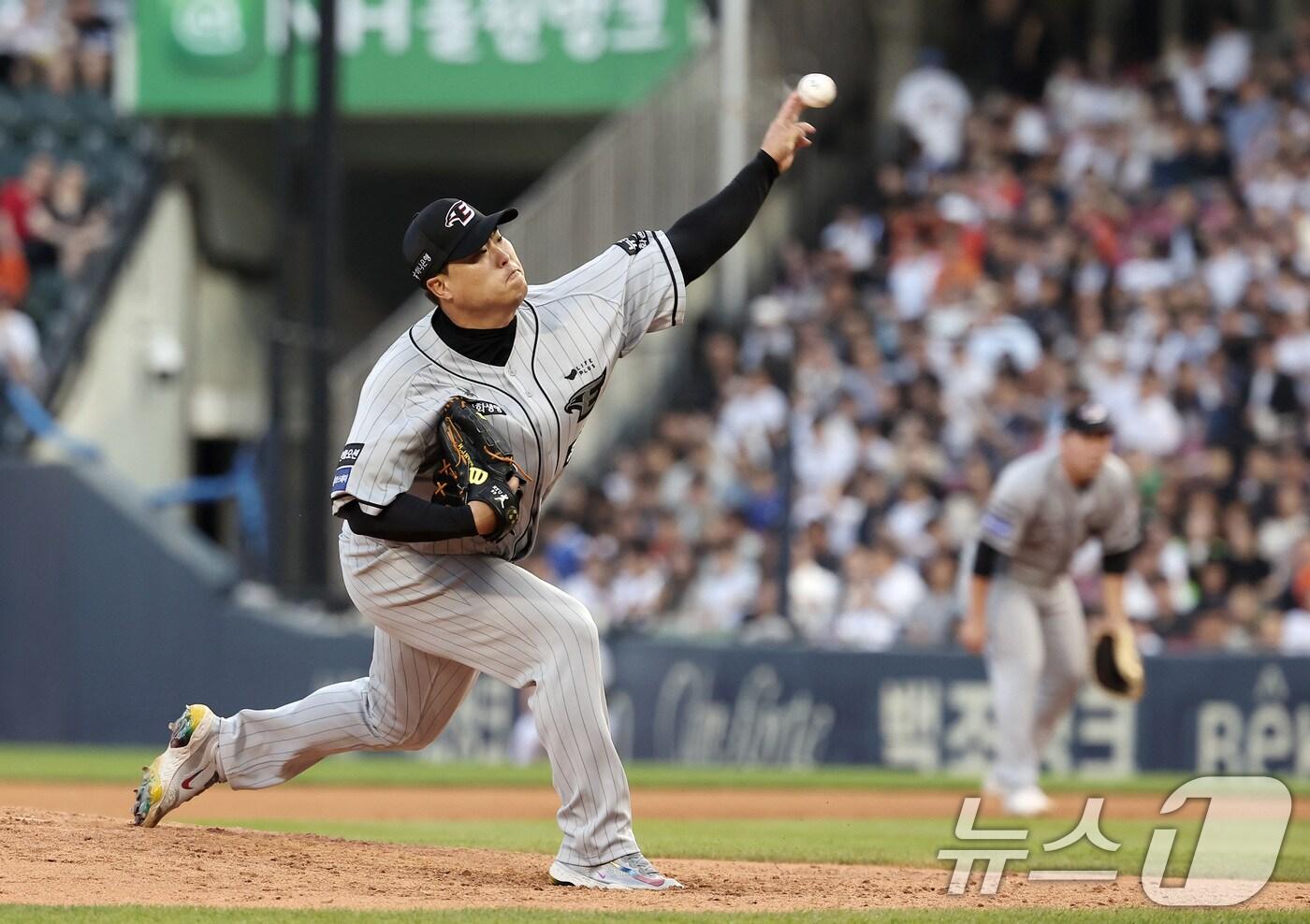 한화 선발 류현진이 12일 오후 서울 송파구 잠실야구장에서 열린 '2024 신한 SOL 뱅크 KBO리그' 한화 이글스와 두산 베어스의 경기에서 역투하고 있다. 2024.6.12/뉴스1 ⓒ News1 김성진 기자