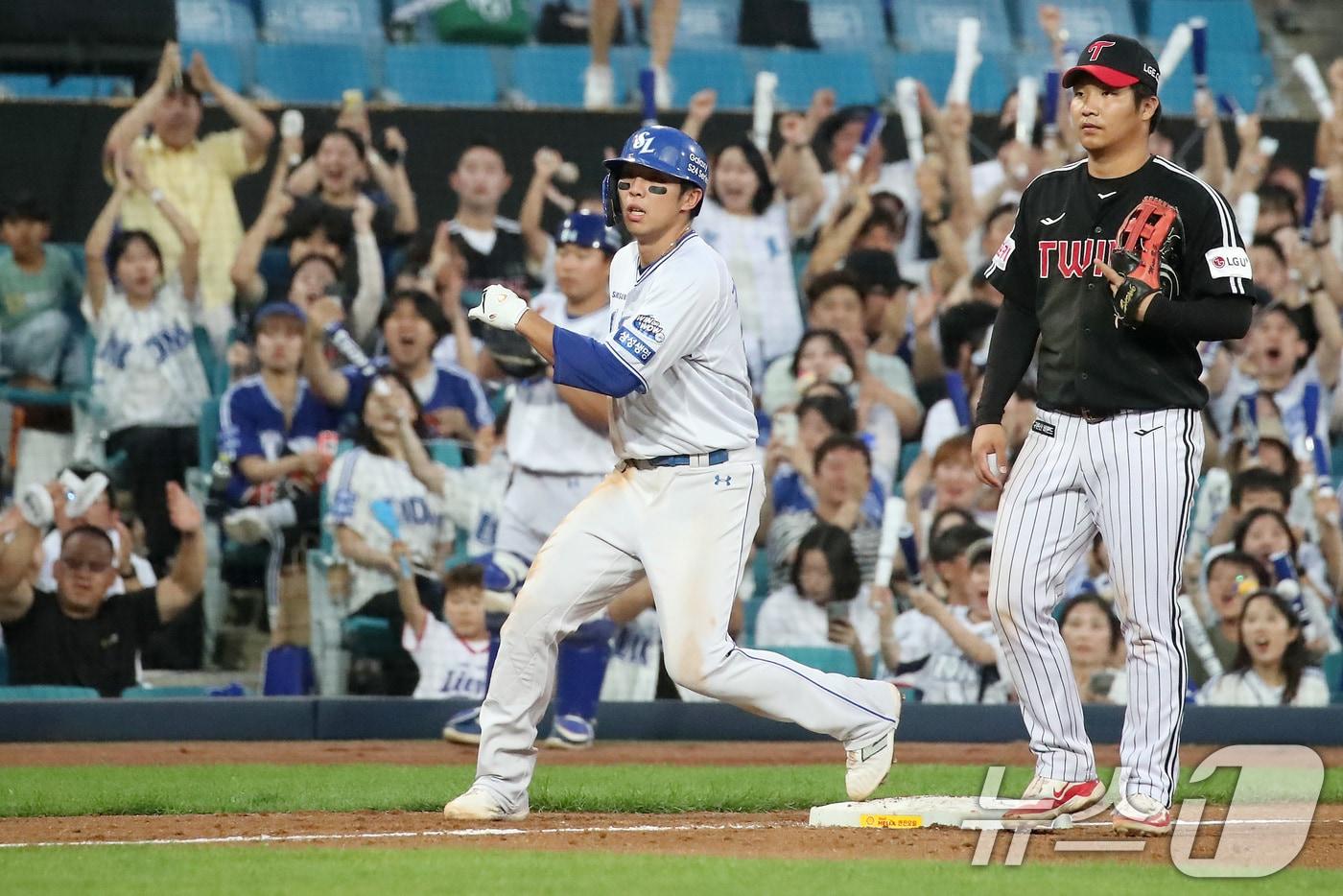 12일 오후 대구 삼성라이온즈파크에서 열린 프로야구 '2024 신한 SOL 뱅크 KBO리그' LG 트윈스와 삼성 라이온즈의 경기, 4회말 2사 1루 상황 삼성 6번타자 김영웅이 우익수 포구 실책을 틈타 3루까지 진루하고 있다. 그 사이 1루주자 박병호가 홈을 밟아 득점 성공. 2024.6.12/뉴스1 ⓒ News1 공정식 기자
