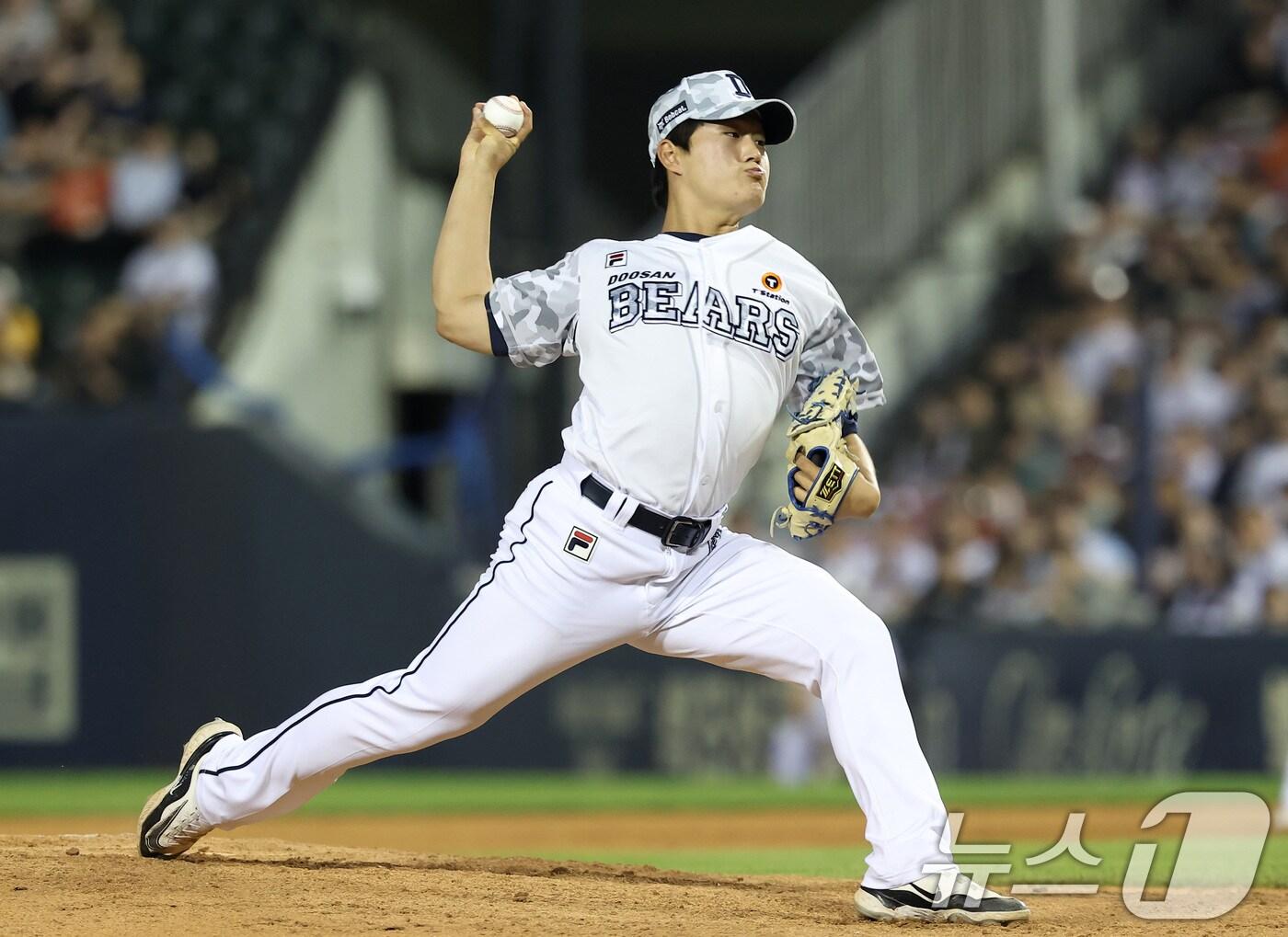 본문 이미지 - 두산 김택연이 12일 오후 서울 송파구 잠실야구장에서 열린 '2024 신한 SOL 뱅크 KBO리그' 한화 이글스와 두산 베어스의 경기, 8회초 마운드에 올라 투구하고 있다. 2024.6.12/뉴스1 ⓒ News1 김성진 기자