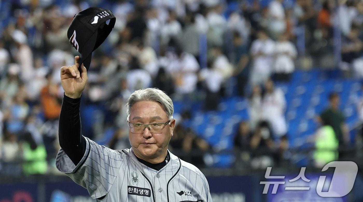 한화 김경문 감독이 12일 오후 서울 송파구 잠실야구장에서 열린 '2024 신한 SOL 뱅크 KBO리그' 한화 이글스와 두산 베어스의 경기에서 4-3으로 승리한 후 관중석을 향해 인사하고 있다. 2024.6.12/뉴스1 ⓒ News1 김성진 기자