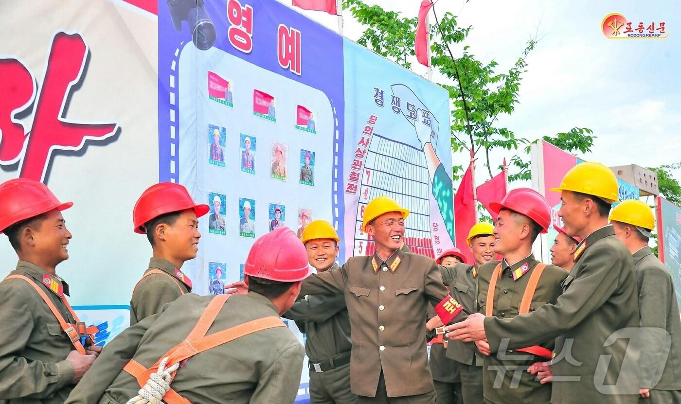 본문 이미지 - (평양 노동신문=뉴스1) = 북한 노동당 기관지 노동신문은 13일 "10여 개 군에 파견된 조선인민군 제124연대들이 골조 공사를 끝낸 기세드높이 외부미장과 시설물공사 등 다음 단계의 공사에 연속적으로 진입하여 성과를 확대해 나가고 있다＂고 지방 공업 공장 건설 실적을 선전했다. [국내에서만 사용가능. 재배포 금지. DB 금지. For Use Only in the Republic of Korea. Redistribution Prohibited] rodongphoto@news1.kr