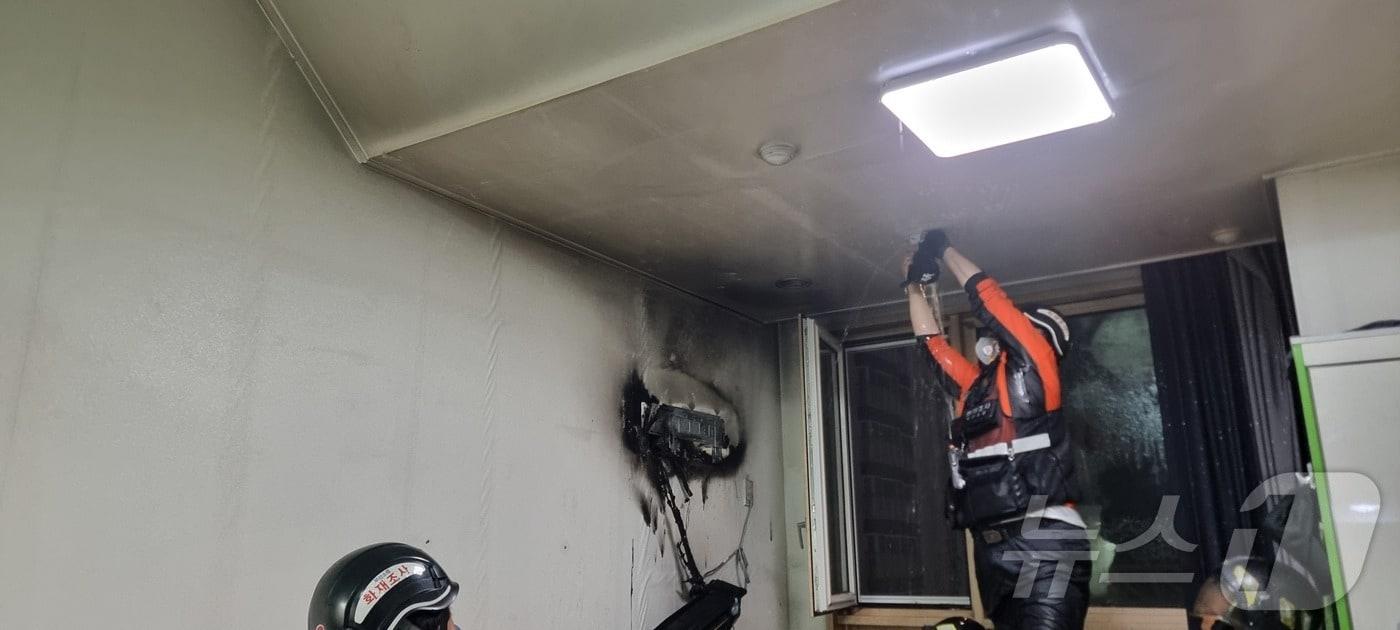 본문 이미지 - 13일 오전 1시 26분쯤 부산 영도구 한 오피스텔에서 화재가 발생했다.(부산소방재난본부 제공)