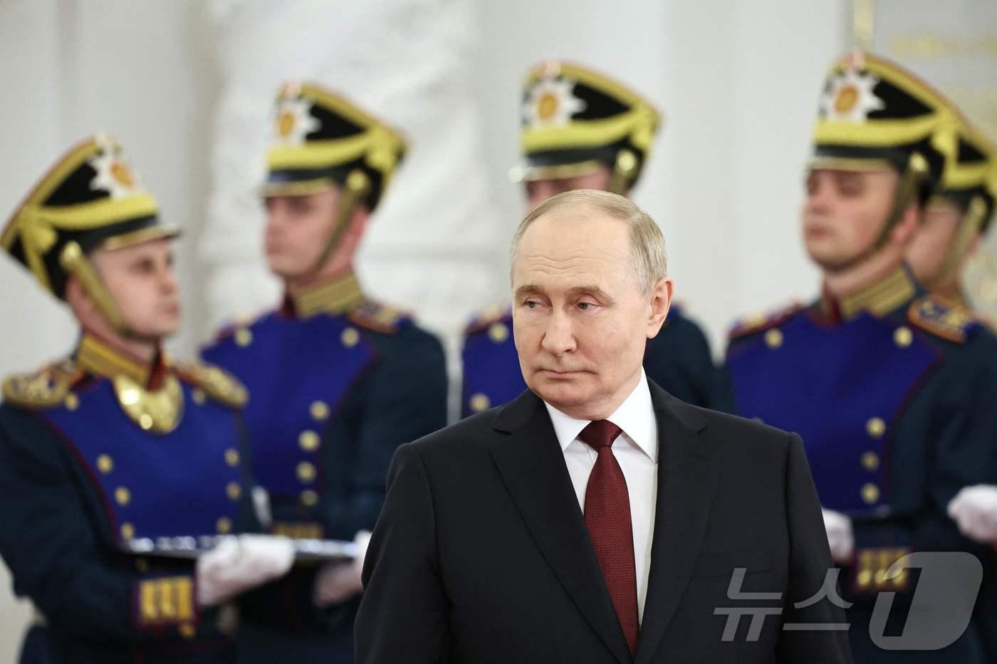 블라디미르 푸틴 러시아 대통령이 12일 (현지시간) 모스크바 크렘린 궁에서 열린 국가 상 시상식에 도착을 하고 있다. 2024.06.13 ⓒ AFP=뉴스1 ⓒ News1 우동명 기자