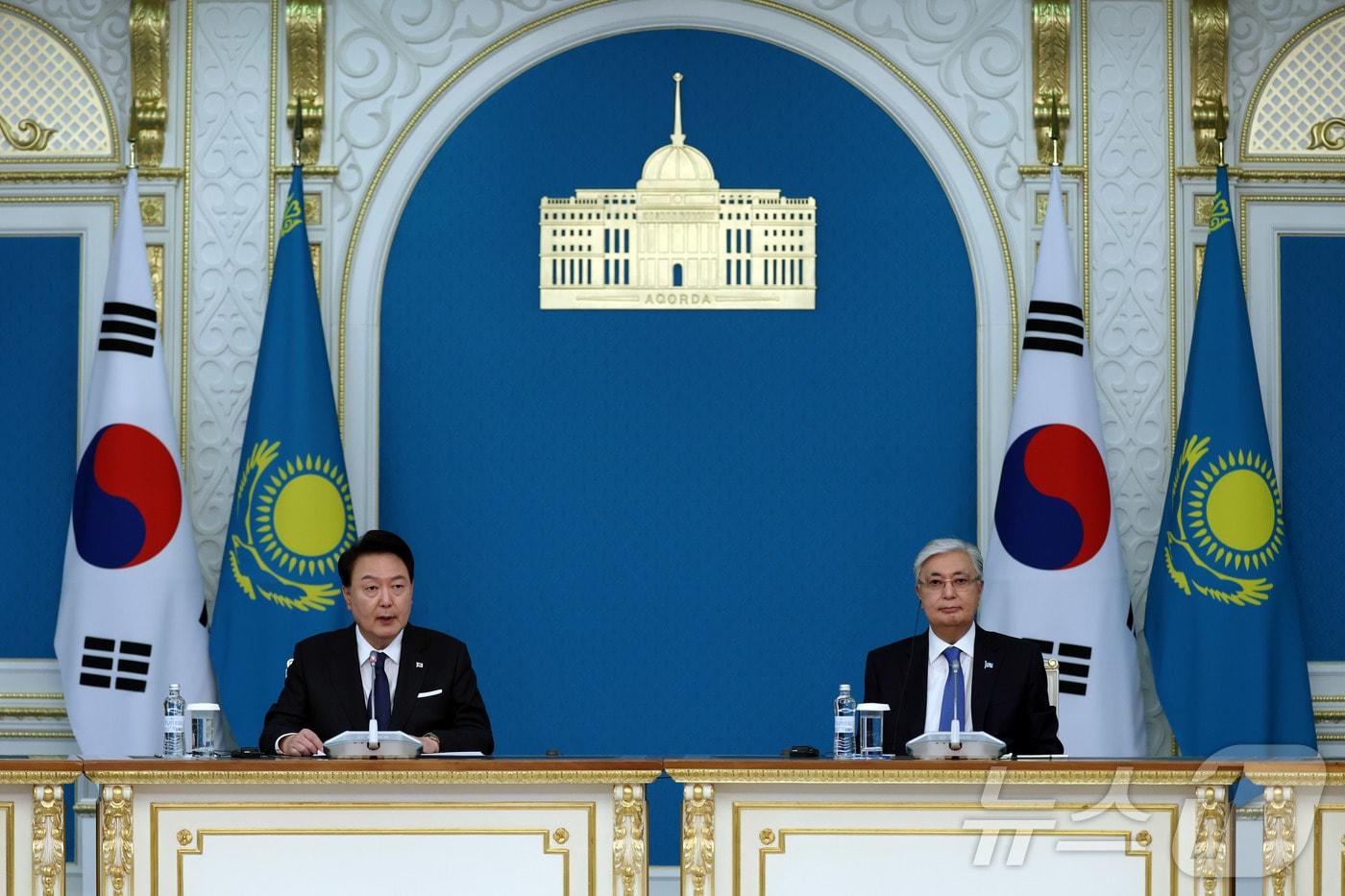 본문 이미지 - 윤석열 대통령이 12일(현지시간) 카자흐스탄 아스타나 대통령궁에서 카심-조마르트 토카예프 카자흐스탄 대통령과 한·카자흐스탄 정상회담을 마친 뒤 공동언론발표에 참석해 발언하고 있다. (대통령실 제공) 2024.6.13/뉴스1 ⓒ News1 송원영 기자