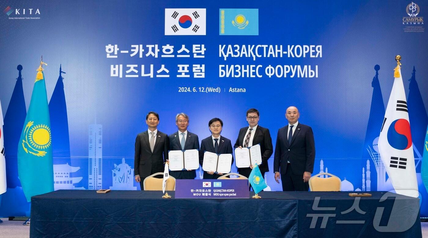 본문 이미지 - 두산에너빌리티가 12일(현지시간) 카자흐스탄에서 열린 '한국-카자흐스탄 비즈니스포럼'에서 삼룩에너지와 카자흐스탄 발전소 환경설비 공급 사업추진 MOU를 체결했다. 왼쪽부터 안덕근 산업통상부 장관, 한전KPS 김도윤 부사장, 두산에너빌리티 김정관 부사장, 삼룩에너지 루슬란 옐루바예비치 투르감바예프 부사장, 카자흐스탄 카낫 샤를라파에프 산업건설부장관(두산그룹 제공)2024.6.13/뉴스1 ⓒ News1 최동현 기자