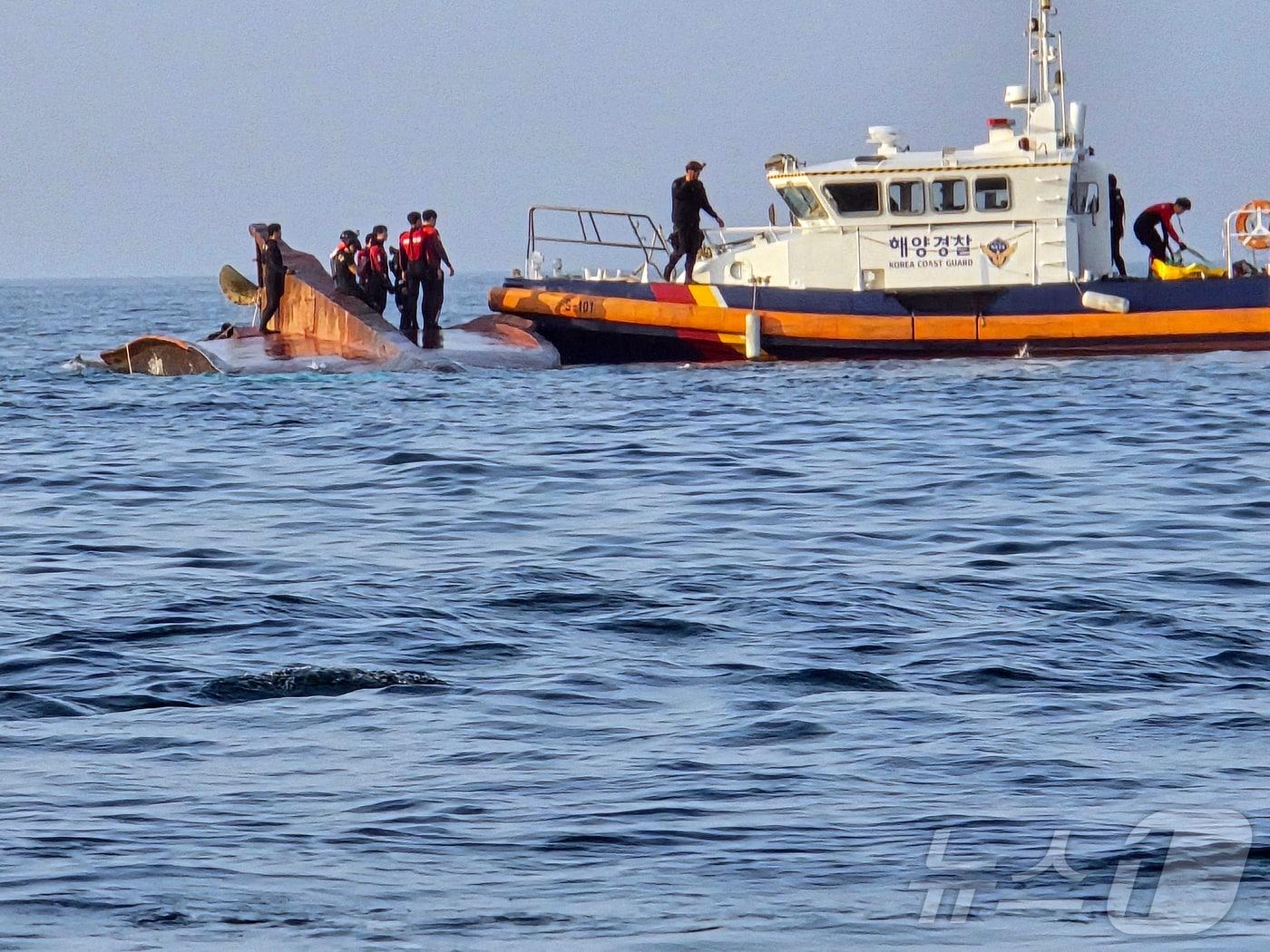 본문 이미지 - 전남 신안군 가거도 북동방 해상에서 33톤급 근해통발 어선이 전복돼 목포해경이 구조 작업을 하고 있다. &#40;목포해경 제공&#41; ⓒ News1 이승현 기자