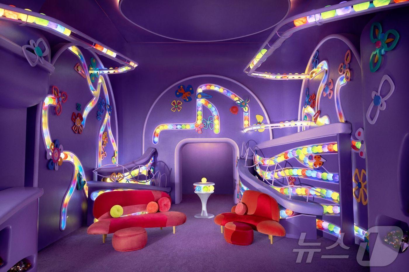 인사이드 아웃 2 감정컨트롤 본부를 재현한 공간(에어비앤비 제공)