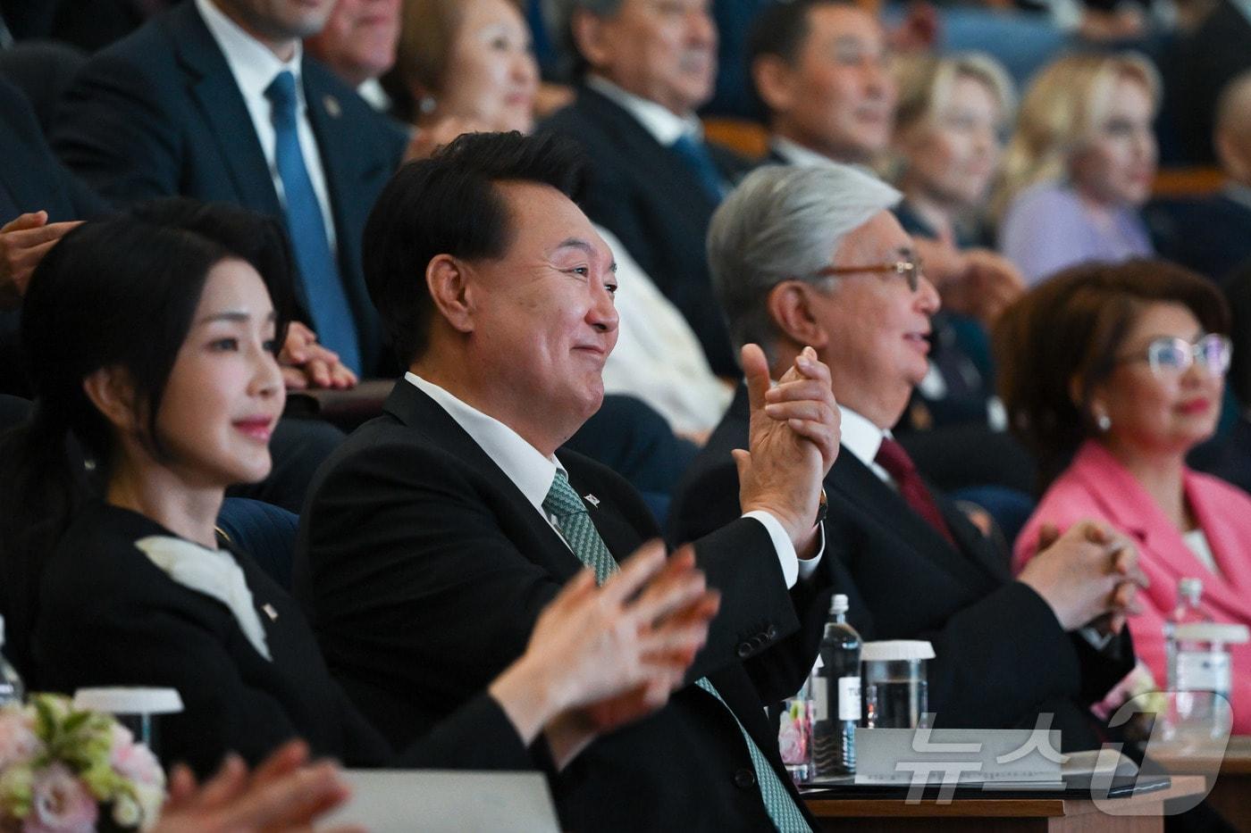 본문 이미지 - 윤석열 대통령과 김건희 여사가 12일 오후(현지시간) 카자흐스탄 아스타나 드라마극장에서 열린 '한-카자흐스탄 문화 공연'에 카심-조마르트 토카예프 카자흐스탄 대통령과 함께 참석해 양국 예술인과 고려인의 공연을 관람하고 있다. (대통령실 홈페이지) 2024.6.13/뉴스1 ⓒ News1 송원영 기자