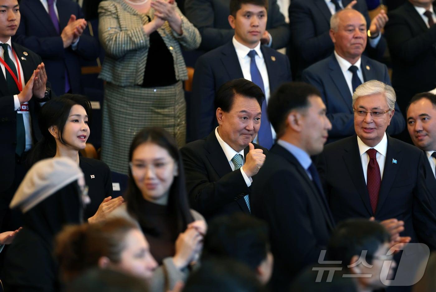 본문 이미지 - 윤석열 대통령과 김건희 여사가 12일 오후(현지시간) 카자흐스탄 아스타나 드라마극장에서 열린 '한-카자흐스탄 문화 공연'에 참석해 양국 예술인과 고려인의 공연을 관람한 뒤 엄지손가락을 들어보이고 있다. (대통령실 홈페이지) 2024.6.13/뉴스1 ⓒ News1 송원영 기자