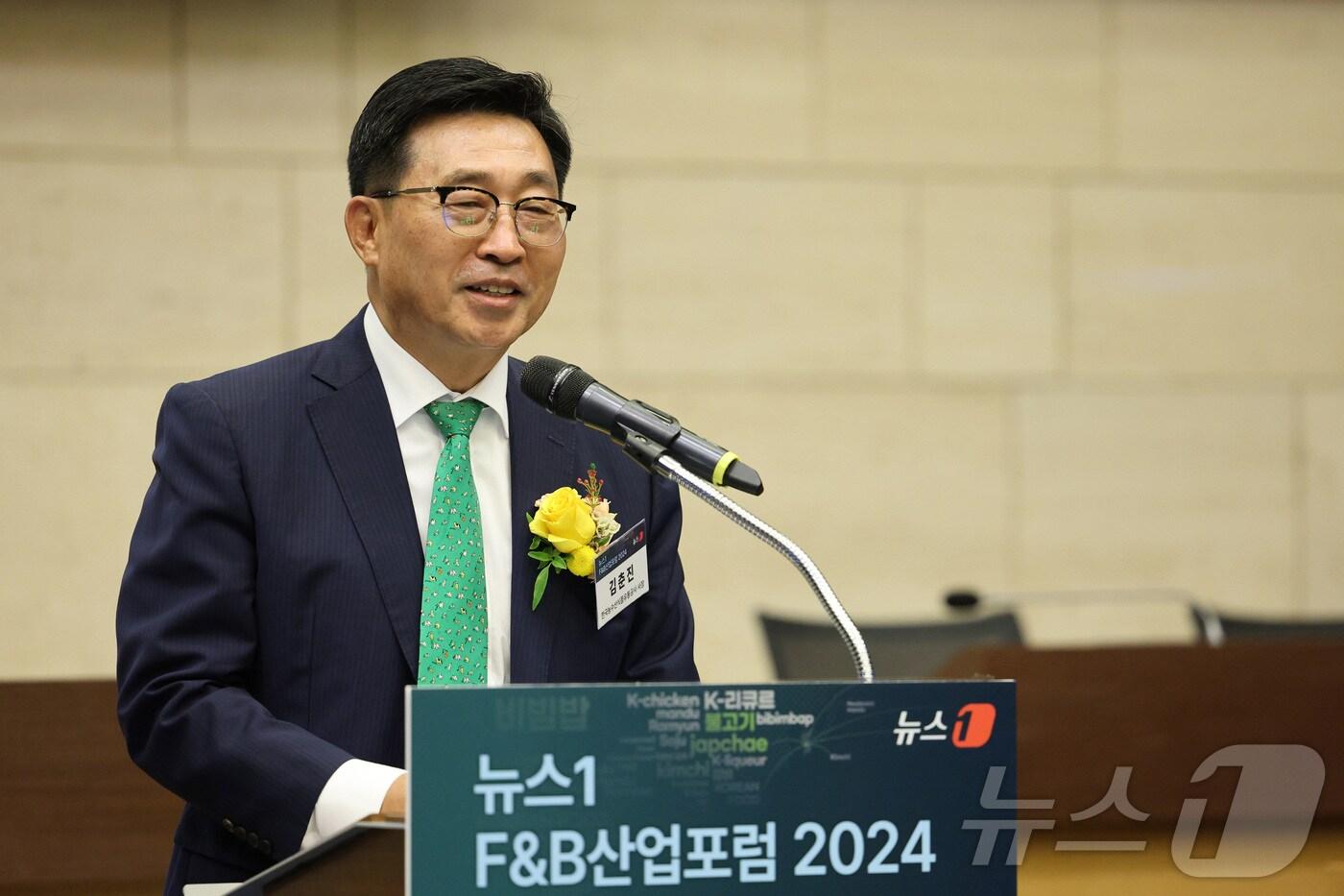 본문 이미지 - 김춘진 한국농수산식품유통공사(aT) 사장이 13일 오전 서울 서울 중구 대한상공회의소 의원회의실에서 ‘K-푸드, 전통과 혁신으로 밸류업’을 주제로 열린 뉴스1 F&B산업포럼 2024에서 축사를 하고 있다. 2024.6.13/뉴스1 ⓒ News1 신웅수 기자