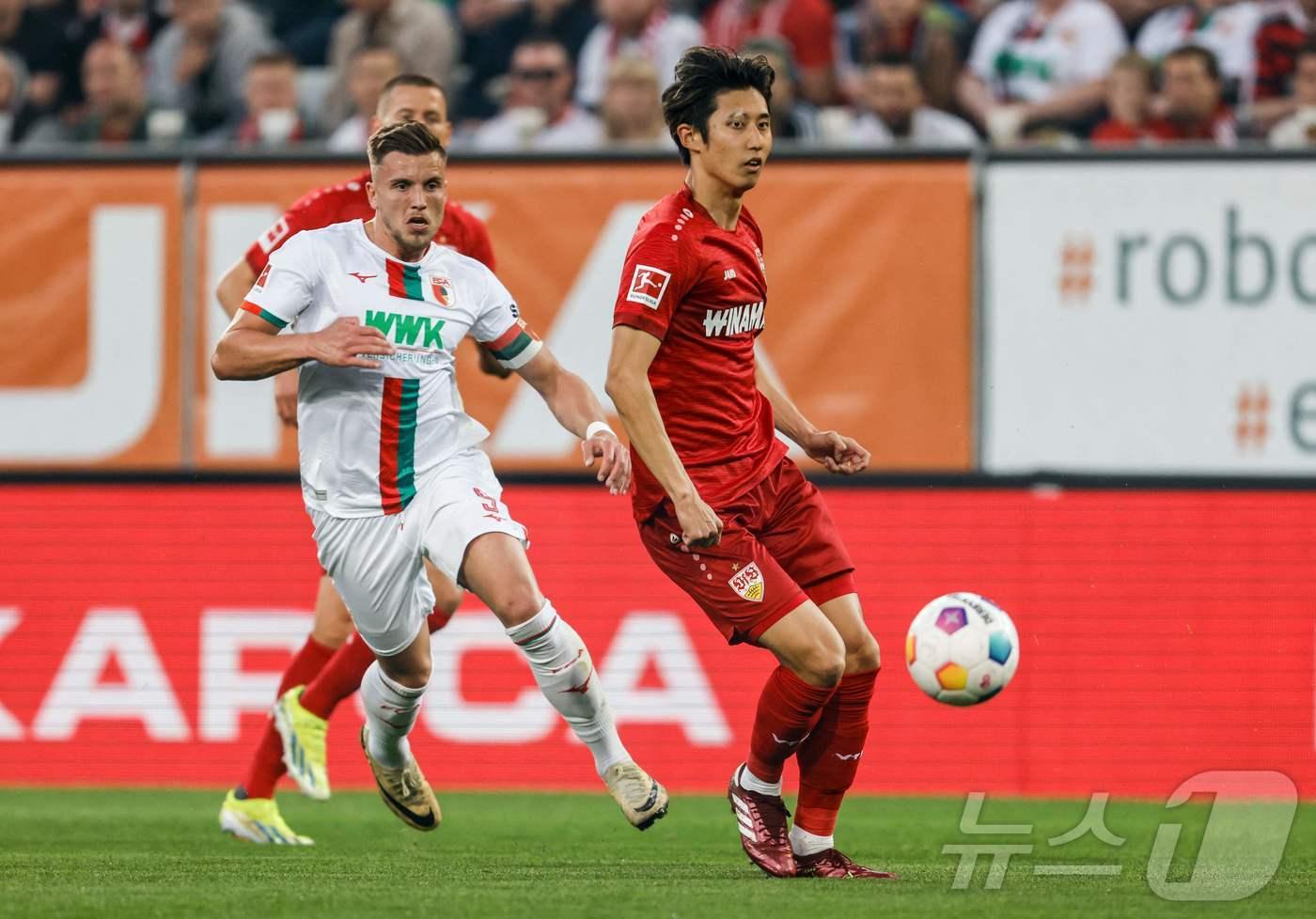 본문 이미지 - 바이에른 뮌헨 이적설이 나온 슈투트가르트 수비수 이토 히로키(오른쪽). ⓒ AFP=뉴스1