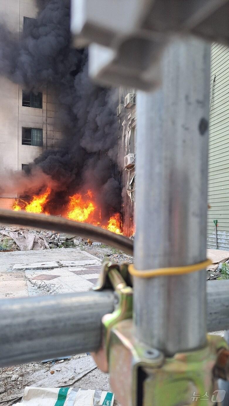 본문 이미지 - 13일 오전 10시 2분께 경기 의정부시 의정부동의 건물 5층에서 불이 났다. (사진제공=경기도북부소방재난본부)