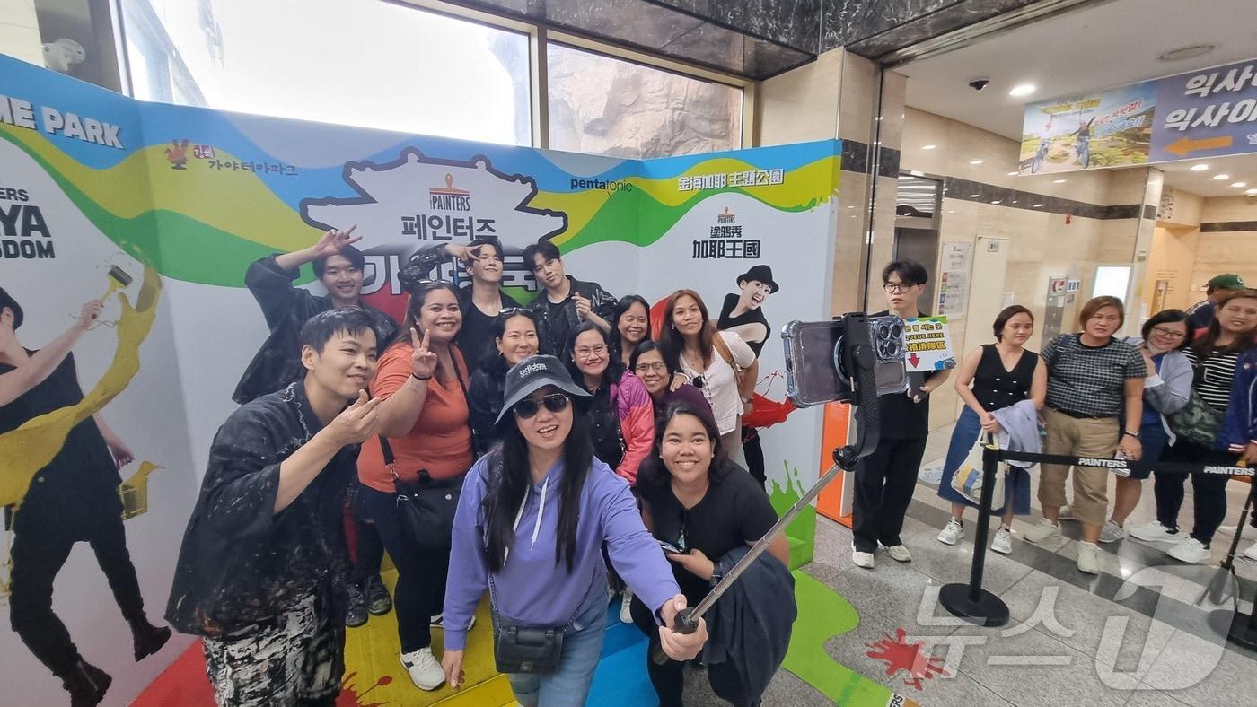 본문 이미지 - 11일 김해가야테마파크를 방문한 필리핀 크리스찬대학 교직원들이 기념사진을 찍고 있다.(김해문화재단 제공)