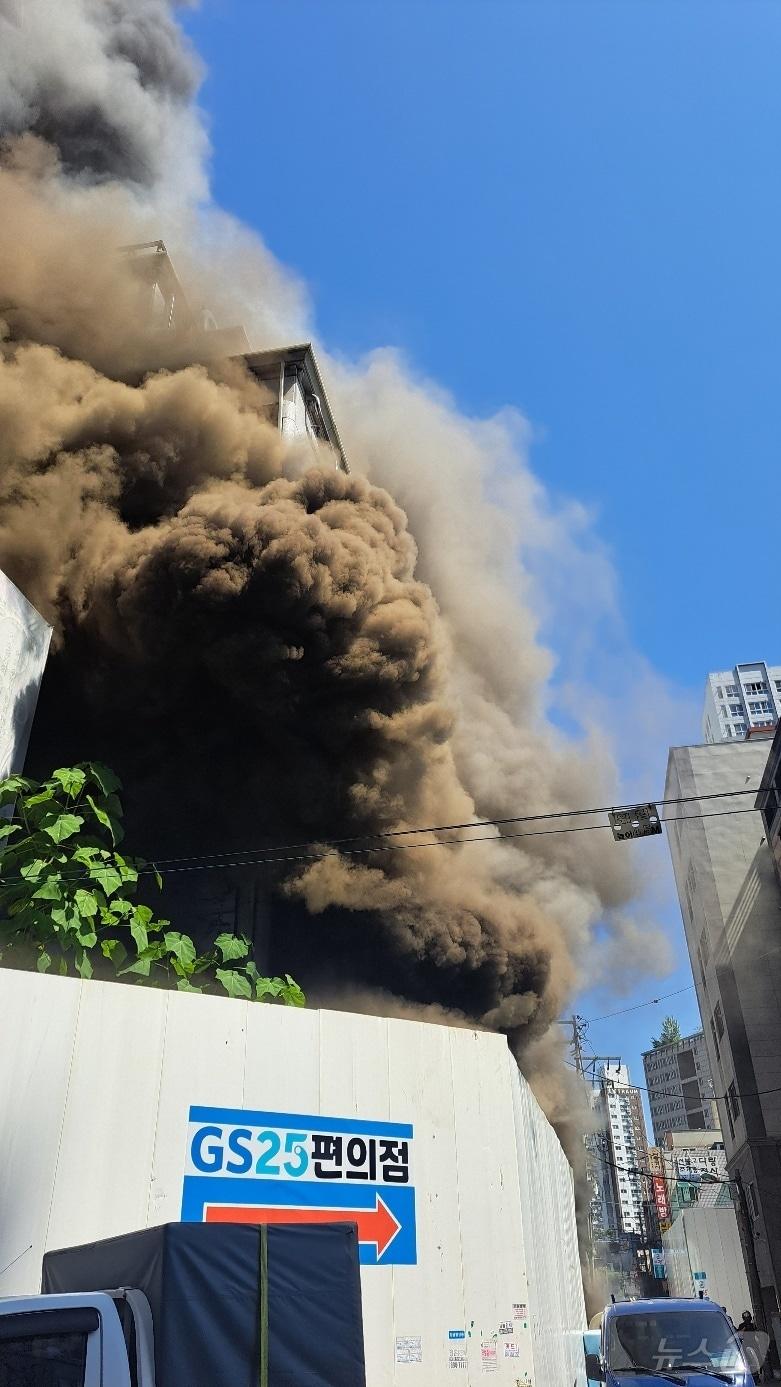 본문 이미지 - 13일 오전 10시 2분께 경기 의정부시 의정부동의 8층짜리 철거예정건물서 불이 나 검은 연기가 하늘로 치솟고 있다. (사진제공=경기도북부소방재난본부)