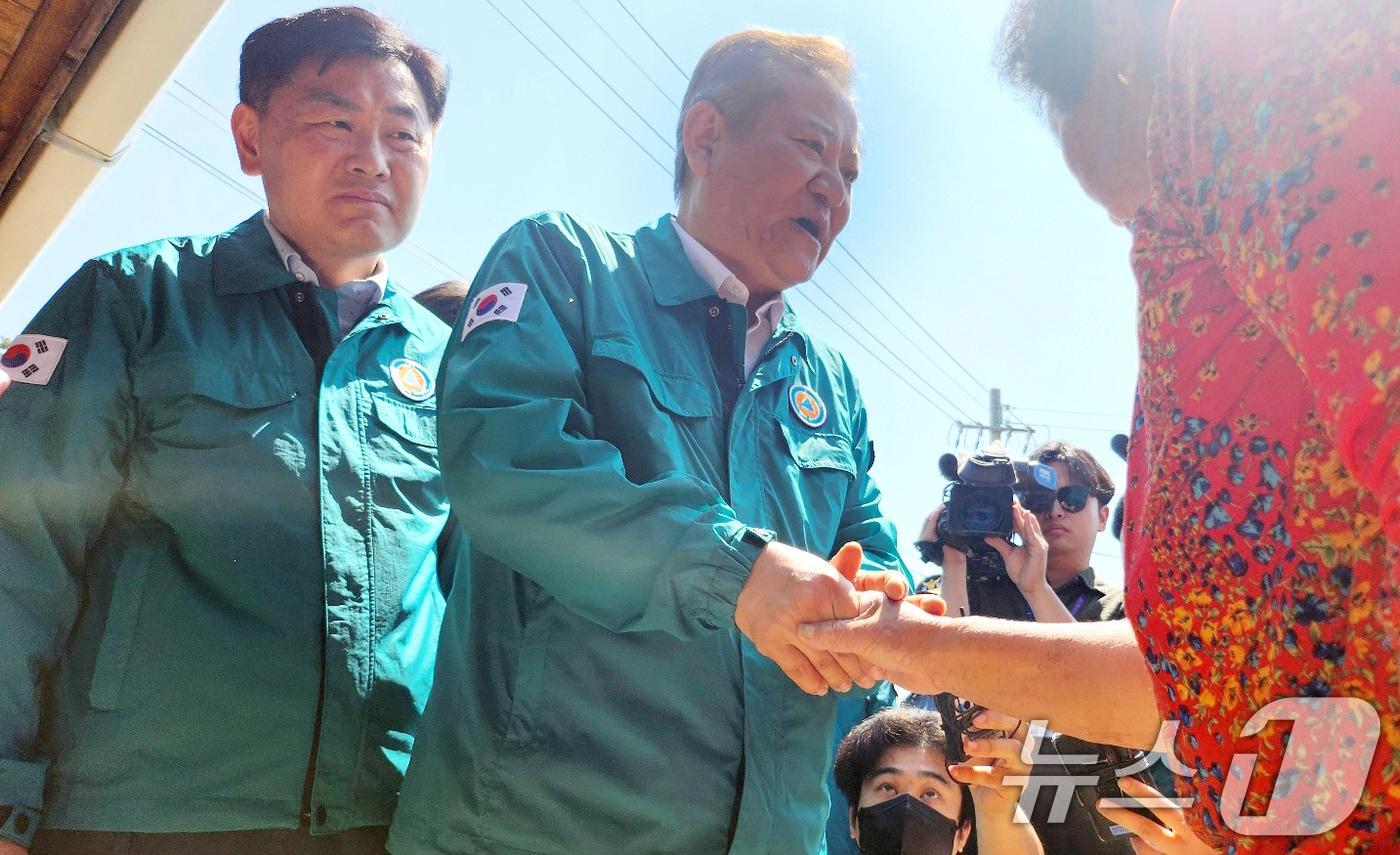 본문 이미지 - 이상민 행전안전부 장관(가운데)이 13일 전북자치도 부안군 계화면 지진 피해현장을 찾아 지진 피해 주민들을 위로하고 있다. 2024.6.13/뉴스1 ⓒ News1 유경석 기자