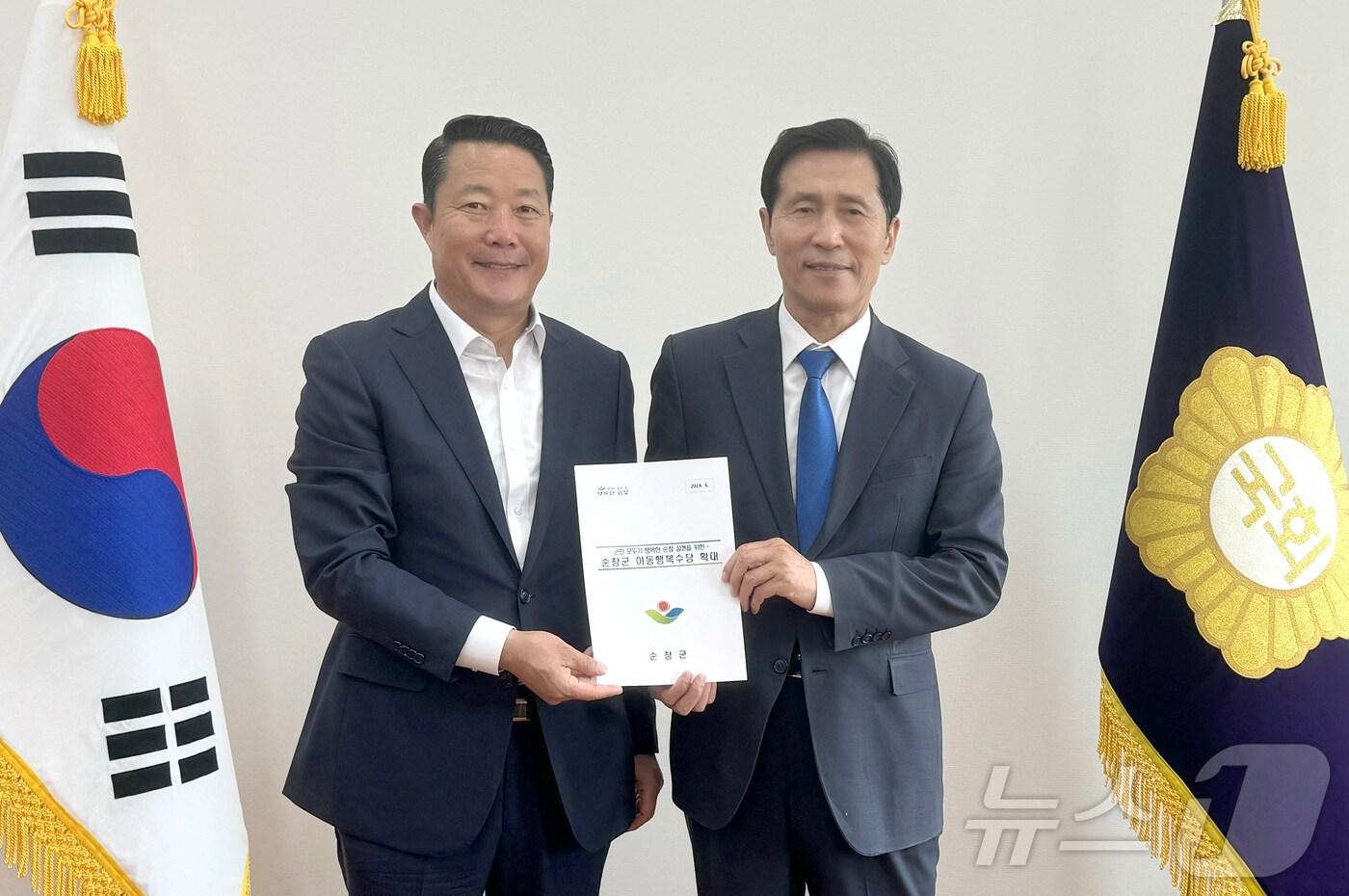 본문 이미지 - 지난 12일 국회를 방문한 최영일 전북자치도 순창군수(왼쪽)가 이학영 국회부의장(오른쪽)을 만나 아동행복수당 확대 건의내용을 전달하고 기념촬영을 하고 있다.2024.6.13.(순창군 제공)/뉴스1