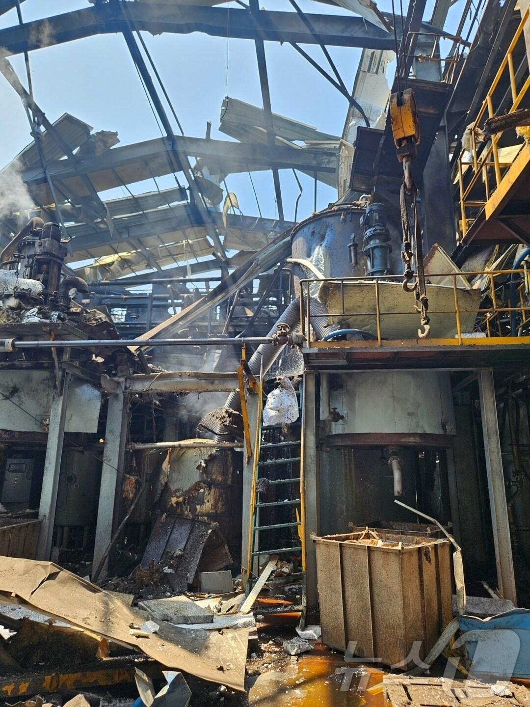 본문 이미지 - 13일 오전 부산 사상구 감전동 폐수처리공장 인근 폭발 사고로 공장 건물이 파손돼 있다.2.24.6.13.(부산소방재난본부 제공)